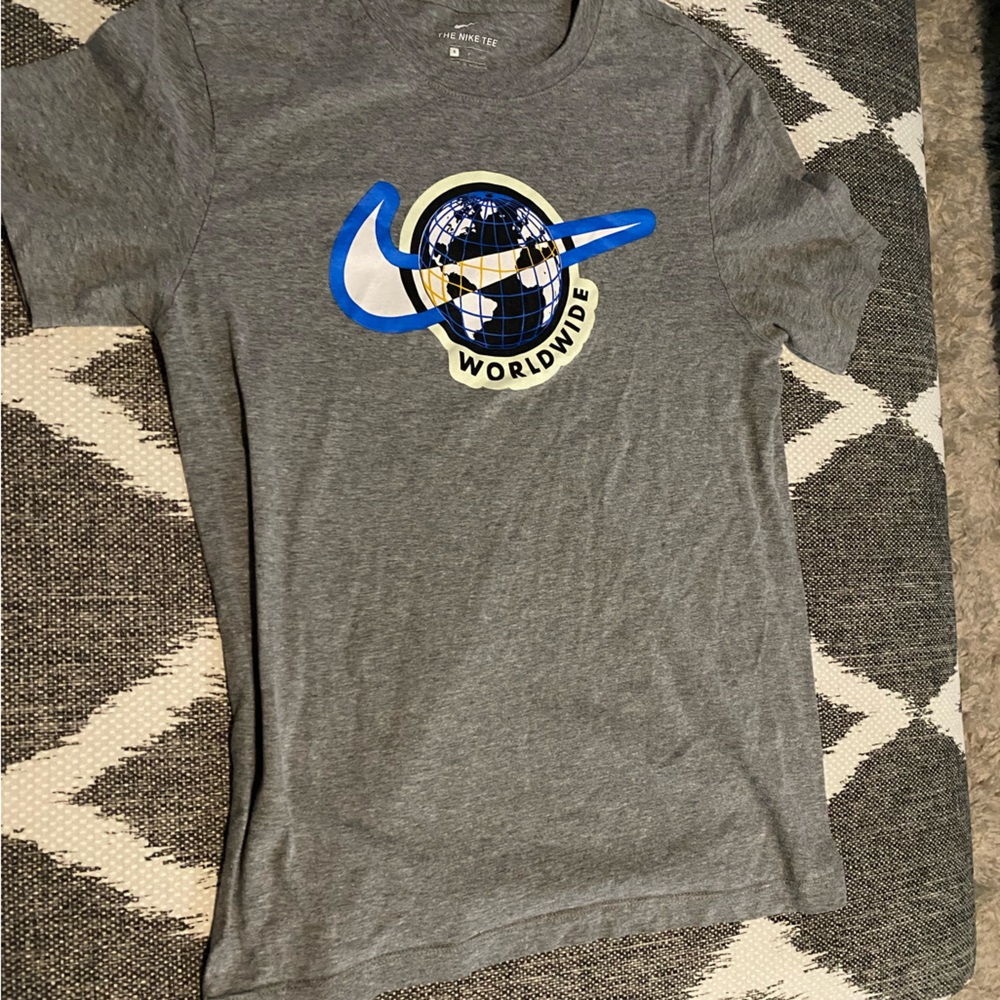 Nike t-shirt size small